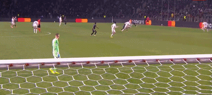 半场：卡拉巴赫1-1阿贾克斯，卡米洛-杜兰破门，多尔贝格扳平